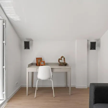 Modern Gem With Large Terrace And Sea Views 아파트 *