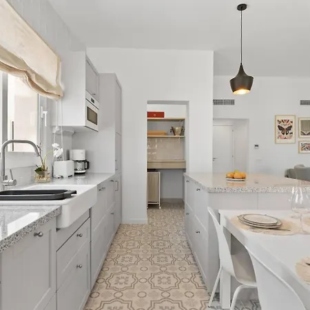 아파트 Modern Gem With Large Terrace And Sea Views
