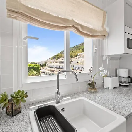 Modern Gem With Large Terrace And Sea Views 아파트 *