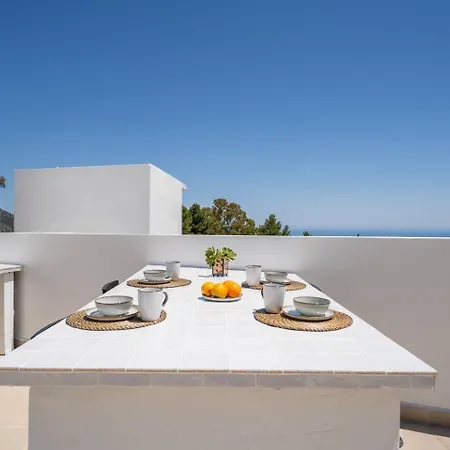 Modern Gem With Large Terrace And Sea Views 아파트