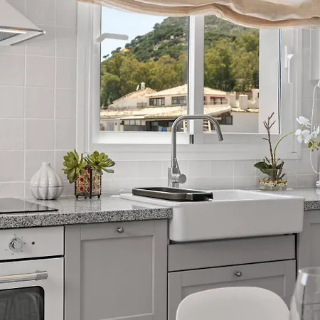 아파트 Modern Gem With Large Terrace And Sea Views