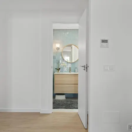 Modern Gem With Large Terrace And Sea Views 아파트