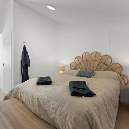 Modern Gem With Large Terrace And Sea Views 아파트