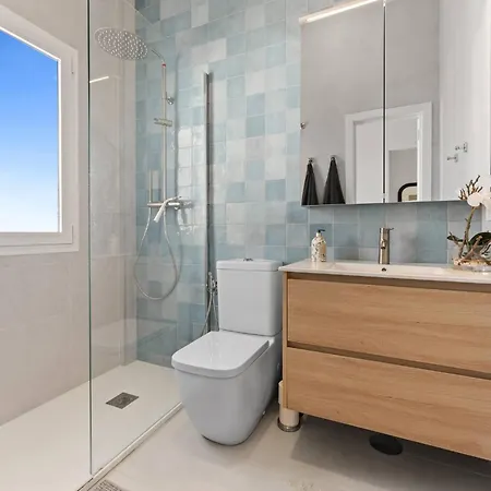 아파트 Modern Gem With Large Terrace And Sea Views